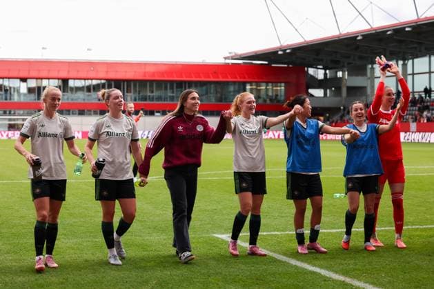 Die Spielerinnen des FC Bayern Muenchen feiern nach dem Sieg mit den Fans, Lea Schueller (FC Bayern Muenchen, 11) mit Alara Sehitler (FC Bayern Muenchen, 14) und Vanessa Gilles (FC Bayern Muenchen, 02), mit Stine Ballisager (FC Bayern Muenchen, 03) und Momoko Tanikawa (FC Bayern Muenchen, 18), mit Tuva Hansen (FC Bayern Muenchen, 06) und Ena Mahmutovic (FC Bayern Muenchen, 32), GER, FC Bayern Muenchen vs. SV Werder Bremen, Fussball, Google Pixel Frauen-Bundesliga, 5. Spieltag, Saison 2025 2026, 04.10.2025, DFL DFB REGULATIONS PROHIBIT ANY USE OF PHOTOGRAPHS as IMAGE SEQUENCES and or QUASI-VIDEO, GER, FC Bayern Muenchen vs. SV Werder Bremen, Fussball, Google Pixel Frauen-Bundesliga, 5. Spieltag, Saison 2025 2026, 04.10.2025 Muenchen Copyright: xEibner-Pressefoto JennixMaulx EP_JML