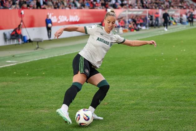 Giulia Gwinn (FC Bayern Muenchen, 07) mit Ball, GER, FC Bayern Muenchen vs. SV Werder Bremen, Fussball, Google Pixel Frauen-Bundesliga, 5. Spieltag, Saison 2025 2026, 04.10.2025, DFL DFB REGULATIONS PROHIBIT ANY USE OF PHOTOGRAPHS as IMAGE SEQUENCES and or QUASI-VIDEO, GER, FC Bayern Muenchen vs. SV Werder Bremen, Fussball, Google Pixel Frauen-Bundesliga, 5. Spieltag, Saison 2025 2026, 04.10.2025 Muenchen Copyright: xEibner-Pressefoto JennixMaulx EP_JML
