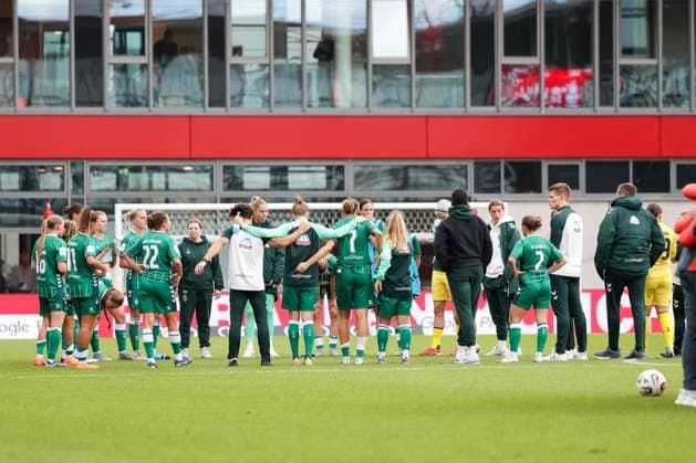 Mannschaftskreis der Spielerinnen vom SV Werder Bremen nach dem Spiel, GER, FC Bayern Muenchen vs. SV Werder Bremen, Fussball, Google Pixel Frauen-Bundesliga, 5. Spieltag, Saison 2025 2026, 04.10.2025, DFL DFB REGULATIONS PROHIBIT ANY USE OF PHOTOGRAPHS as IMAGE SEQUENCES and or QUASI-VIDEO, GER, FC Bayern Muenchen vs. SV Werder Bremen, Fussball, Google Pixel Frauen-Bundesliga, 5. Spieltag, Saison 2025 2026, 04.10.2025 Muenchen Copyright: xEibner-Pressefoto JennixMaulx EP_JML
