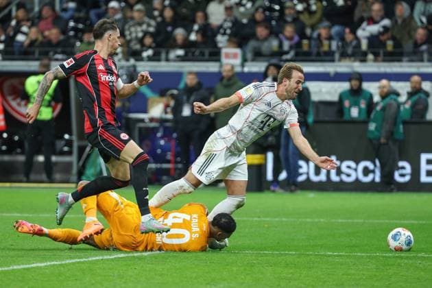 Fußball 1. Bundesliga - Eintracht Frankfurt - FC Bayern München am 04.10.2025 im Deutsche Bank Park in Frankfurt Torwart Kaua Morais Vieira dos Santos (Frankfurt 40) gegen Harry Kane (Muenchen 9) , Robin Koch (Frankfurt 4) schaut der Szenerie zu