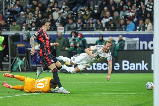 Fußball 1. Bundesliga - Eintracht Frankfurt - FC Bayern München am 04.10.2025 im Deutsche Bank Park in Frankfurt Torwart Kaua Morais Vieira dos Santos (Frankfurt 40) gegen Harry Kane (Muenchen 9) , Robin Koch (Frankfurt 4) schaut der Szenerie zu