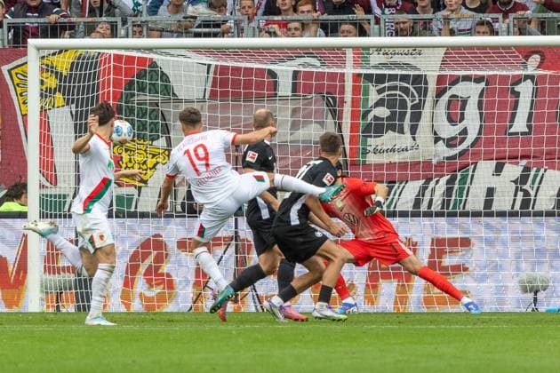 Robin Fellhauer (FC Augsburg) erzielt das Tor zum 3:0, FC Augsburg vs. VfL Wolfsburg, Fussball, 1. Bundesliga, 6. Spieltag, 04.10.2025 DFB regulations prohibit any use of photographs as image sequences and or quasi-video Augsburg Bayern Deutschland
