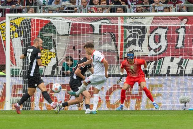 Robin Fellhauer (FC Augsburg) erzielt das Tor zum 3:0, FC Augsburg vs. VfL Wolfsburg, Fussball, 1. Bundesliga, 6. Spieltag, 04.10.2025 DFB regulations prohibit any use of photographs as image sequences and or quasi-video Augsburg Bayern Deutschland