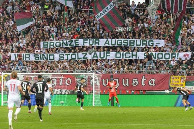 FC Augsburg Fans mit Transparent, FC Augsburg vs. VfL Wolfsburg, Fussball, 1. Bundesliga, 6. Spieltag, 04.10.2025 DFB regulations prohibit any use of photographs as image sequences and or quasi-video Augsburg Bayern Deutschland
