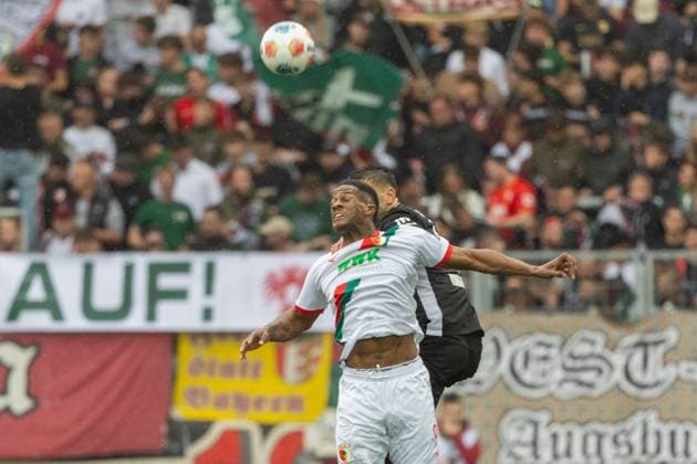 Chrislain Matsima (FC Augsburg) und Konstantinos Koulierakis 4 (VfL Wolfsburg) v-l im Zweikampf, FC Augsburg vs. VfL Wolfsburg, Fussball, 1. Bundesliga, 6. Spieltag, 04.10.2025 DFB regulations prohibit any use of photographs as image sequences and or quasi-video Augsburg Bayern Deutschland
