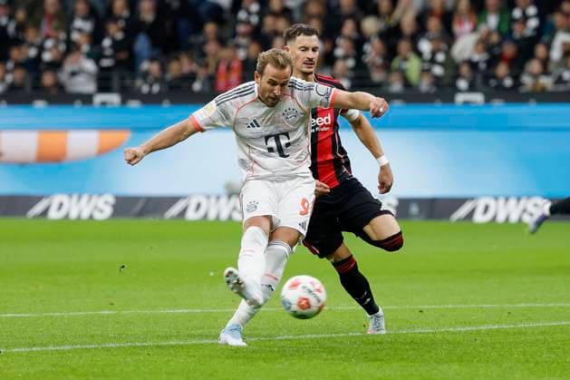 Harry Kane (FC Bayern Muenchen, 9) mit dem vermeintlichen 2.0 dass wegen abseits nicht gegeben wird. im Hintergrund Robin Koch (Eintracht Frankfurt, 4), 04.10.2025, Fussball, 1. Bundesliga, Eintracht Frankfurt - FC Bayern München, GER, Frankfurt am Main, Deutsche Bank Park, DFL REGULATIONS PROHIBIT ANY USE OF PHOTOGRAPHS AS IMAGE SEQUENCES AND OR QUASI-VIDEO. Copyright: HMBxMedia xHeikoxBecker