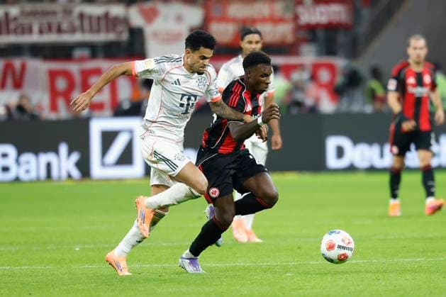 v.l. Luis Diaz (FC Bayern Muenchen, 14) und Aurlio Buta, 04.10.2025, Fussball, 1. Bundesliga, Eintracht Frankfurt - FC Bayern München, GER, Frankfurt am Main, Deutsche Bank Park, DFL REGULATIONS PROHIBIT ANY USE OF PHOTOGRAPHS AS IMAGE SEQUENCES AND OR QUASI-VIDEO. Copyright: HMBxMedia xHeikoxBecker