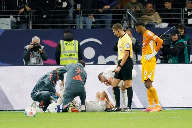 Harry Kane (FC Bayern Muenchen, 9) wird behandelt. 04.10.2025, Fussball, 1. Bundesliga, Eintracht Frankfurt - FC Bayern München, GER, Frankfurt am Main, Deutsche Bank Park, DFL REGULATIONS PROHIBIT ANY USE OF PHOTOGRAPHS AS IMAGE SEQUENCES AND OR QUASI-VIDEO. Copyright: HMBxMedia xHeikoxBecker