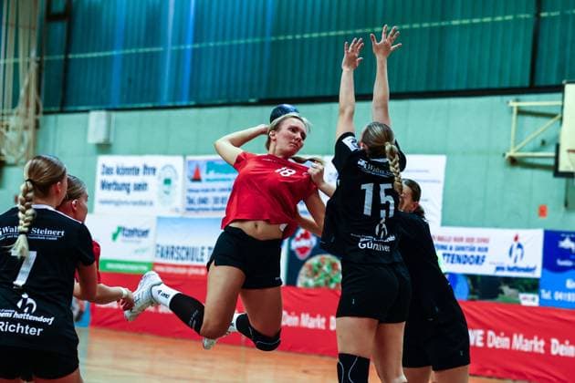 Handball I Frauen I Saison 2025 2026 I 3.Liga Nord I 4 Spieltag I SV Henstedt-Ulzburg - HSG Blomberg-Lippe II I 04.10.2025 Ruslana Litvinov (18, HSG Blomberg-Lippe II ) Annika Günther (15, SV Henstedt-Ulzburg) Copyright: xLobeca RalfxHomburgx