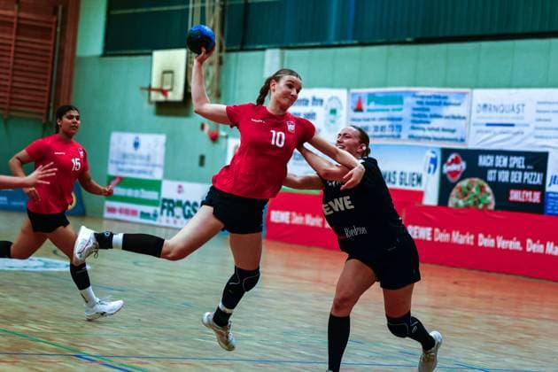 Handball I Frauen I Saison 2025 2026 I 3.Liga Nord I 4 Spieltag I SV Henstedt-Ulzburg - HSG Blomberg-Lippe II I 04.10.2025 Meggan Rusko (10, HSG Blomberg-Lippe II) Annika Günther (15, SV Henstedt-Ulzburg) Copyright: xLobeca RalfxHomburgx