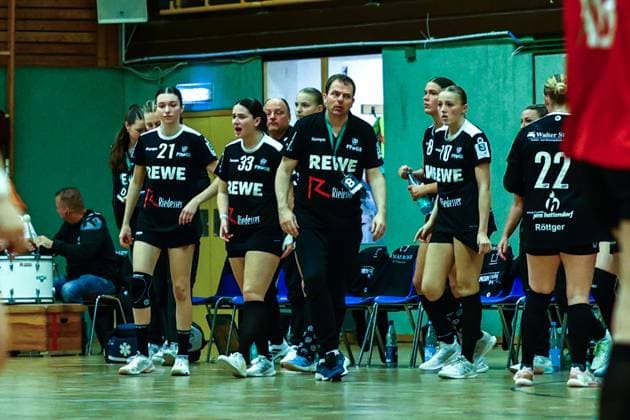 Handball I Frauen I Saison 2025 2026 I 3.Liga Nord I 4 Spieltag I SV Henstedt-Ulzburg - HSG Blomberg-Lippe II I 04.10.2025 Enttäuschung bei Sönke Marxen (SV Henstedt-Ulzburg) und den Spielerinnen vom SV Henstedt-Ulzburg Copyright: xLobeca RalfxHomburgx