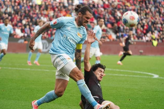 Fussball, 1 Bundesliga, Saison 2025 2026, Bayer 04 Leverkusen- 1.FC Union Berlin 04.10.2025, Bayarena Leverkusen Christopher Trimmel, 1.FC Union Berlin , Aktion, Einzelbild