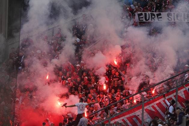 Fussball, 1 Bundesliga, Saison 2025 2026, Bayer 04 Leverkusen- 1.FC Union Berlin 04.10.2025, Bayarena Leverkusen 1.FC Union Berlin , Feuerwerk, Pyrotechnik,