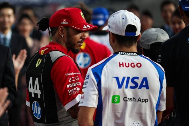 F1 - SINGAPORE GRAND PRIX 2025 HAMILTON Lewis (gbr), Scuderia Ferrari SF-25, portrait and HADJAR Isack (fra), Visa Cash App RB F1 Team VCARB02, portrait during the 2025 Formula 1 Singapore Grand Prix, 18th round of the 2025 FIA Formula One World Championship, WM, Weltmeisterschaft from October 3 to 5, 2025 on the Marina Bay Street Circuit, in Singapore - SingaporeSingapore  Copyright: xEricxAlonsox