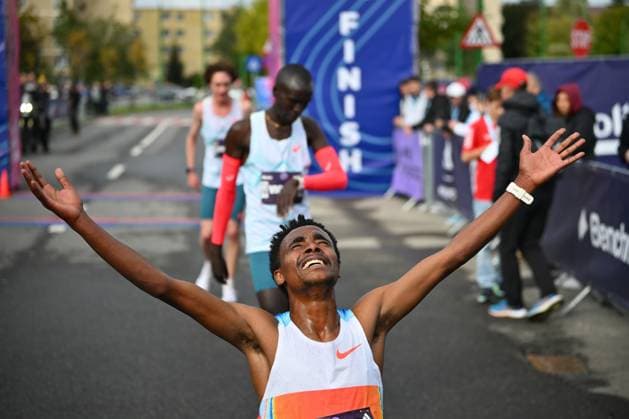 BRASVO RUNNING FESTIVAL Khairi BEJIGA of Ethiopia celebrates after winning the first place during the 10 km Elite men race of the Brasov Running Festival, in Brasov, Romania, October 05, 2025. Photo credit: Alex Nicodim Imago Images Copyright: xAlexxNicodimx