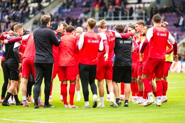 05.10.2025, xomx, Fussball 3.Liga, Erzgebirge Aue - Rot-Weiss Essen v.l. Mannschaftskreis RWE (DFL DFB REGULATIONS PROHIBIT ANY USE OF PHOTOGRAPHS as IMAGE SEQUENCES and or QUASI-VIDEO) Aue