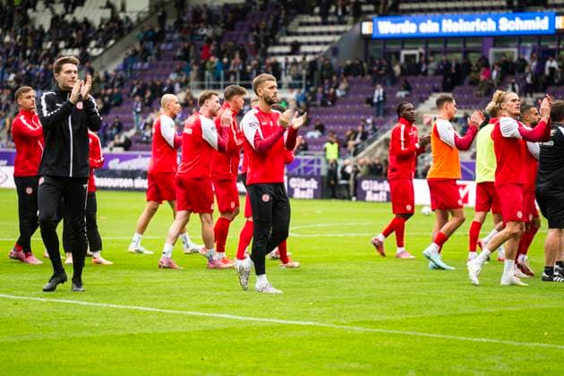 Spieler WE und Fans05.10.2025, xomx, Fussball 3.Liga, Erzgebirge Aue - Rot-Weiss Essen v.l. (DFL DFB REGULATIONS PROHIBIT ANY USE OF PHOTOGRAPHS as IMAGE SEQUENCES and or QUASI-VIDEO) Aue