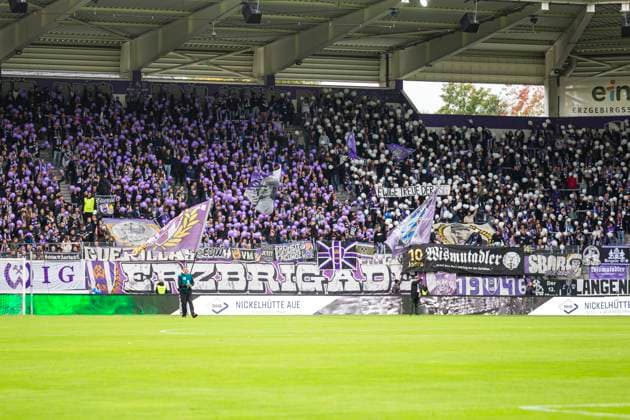 05.10.2025, xomx, Fussball 3.Liga, Erzgebirge Aue - Rot-Weiss Essen v.l. Fans Aue Choreo 10 Jahre (DFL DFB REGULATIONS PROHIBIT ANY USE OF PHOTOGRAPHS as IMAGE SEQUENCES and or QUASI-VIDEO) Aue