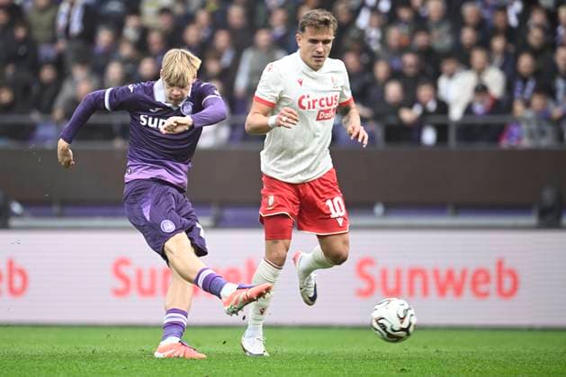 RSC Anderlecht v Standard de Liege - Jupiler Pro League ANDERLECHT, BELGIUM - OCTOBER 05 : De Cat Nathan midfielder of RSC Anderlecht shoots towards the goal during the Jupiler Pro League match between RSC Anderlecht and Standard de Liege on October 5, 2025 in Anderlecht, Belgium, 05 10 2025 Anderlecht Belgium  Copyright: xPeterxDexVoechtx