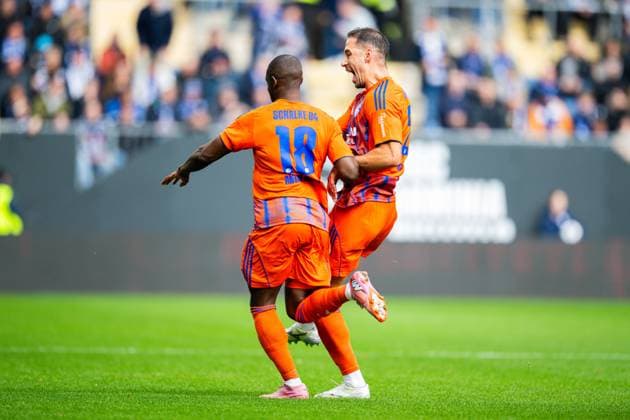 05.10.2025 - Fußball, 2025 2026, 2. Bundesliga, 8. Spieltag, DSC Arminia Bielefeld - FC Schalke 04: (L-R) Christopher Antwi-Adjei (Schalke) jubelt nach seinem Tor zum 0:1 mit Nikola Katic (Schalke) DFL REGULATIONS PROHIBIT ANY USE OF PHOTOGRAPHS AS IMAGE SEQUENCES AND OR QUASI-VIDEO.