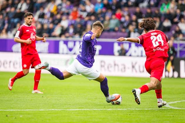 05.10.2025, xomx, Fussball 3.Liga, Erzgebirge Aue - Rot-Weiss Essen v.l. jubelt, Torjubel, Tor, Goal, Jubel, Freude, freuen zum 1:0 durch Julian Guttau (FC Erzgebirge Aue). (DFL DFB REGULATIONS PROHIBIT ANY USE OF PHOTOGRAPHS as IMAGE SEQUENCES and or QUASI-VIDEO) Aue