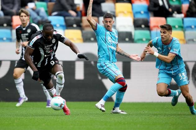 October 5, 2025, Udine: Udinese s Keinan Davis (L) contrasted by Cagliari s Alessandro Deiola and Adam Obert (R) during the Italian Serie A soccer match Udinese Calcio vs Cagliari Calcio at the Friuli - Bluenergy Stadium in Udine, Italy, 5 October 2025. ANSA GABRIELE MENIS. Soccer: Serie A; Udinese Vs Cagliari  - ZUMAa110 20251005_zaf_a110_023 Copyright: xGabrielexMenisx
