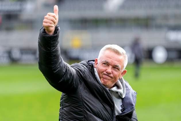 Olaf Janßen (Janssen, Trainer, Cheftrainer, SVS), mit Daumen nach oben, Geste, Gestik, zuversichtlich, positiv, optimistisch, Freude, freuen, freut sich, Einzelbild, Einzelfoto, Aktion, Action, 05.10.2025, Sandhausen (Deutschland), Fussball, Regionalliga Südwest, SV Sandhausen - TSV Steinbach Haiger