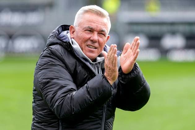 Olaf Janßen (Janssen, Trainer, Cheftrainer, SVS), gibt Anweisungen, gestikuliert, mit den Armen gestikulieren, Einzelbild, Einzelfoto, Aktion, Action, 05.10.2025, Sandhausen (Deutschland), Fussball, Regionalliga Südwest, SV Sandhausen - TSV Steinbach Haiger