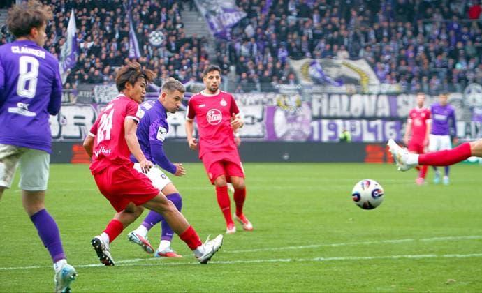 Julian Guttau (Aue, 3.v.l.) trifft mit diesem Schuss zum 1:0, links Mika Clausen (Aue) und Kaito Mizuta (Essen) Fußball 3.Liga 2025 26 FC Erzgebirge Aue - Rot-Weiss Essen am 5.10,2025 Erzgebirge Aue - Rot-Weiss Esssen