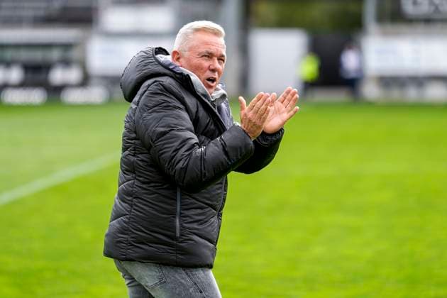 Olaf Janßen (Janssen, Trainer, Cheftrainer, SVS), gibt Anweisungen, gestikuliert, mit den Armen gestikulieren, Einzelbild, Einzelfoto, Aktion, Action, 05.10.2025, Sandhausen (Deutschland), Fussball, Regionalliga Südwest, SV Sandhausen - TSV Steinbach Haiger
