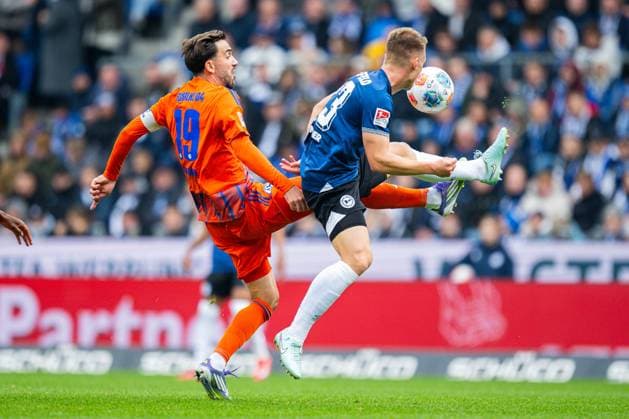05.10.2025 - Fußball, 2025 2026, 2. Bundesliga, 8. Spieltag, DSC Arminia Bielefeld - FC Schalke 04: (L-R) Kenan Karaman (Schalke), Leon Schneider (Bielefeld) DFL REGULATIONS PROHIBIT ANY USE OF PHOTOGRAPHS AS IMAGE SEQUENCES AND OR QUASI-VIDEO.