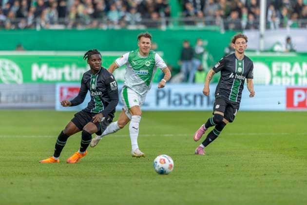 Fürth, Deutschland 05. Oktober 2025: 2. Liga - 2025 2026 - SpVgg Greuther Fürth vs. Hannover 96 Im Bild: v. li. im Zweikampf Hendry Blank (H96) und Branimir Hrgota (SpVgg) DFL regulations prohibit any use of photographs as image sequences and or quasi-video Sportpark Ronhof Bayern