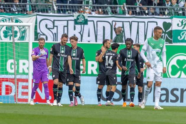 Fürth, Deutschland 05. Oktober 2025: 2. Liga - 2025 2026 - SpVgg Greuther Fürth vs. Hannover 96 Im Bild: Die Spieler von H96 jubeln nach dem Tor zum 0:1 DFL regulations prohibit any use of photographs as image sequences and or quasi-video Sportpark Ronhof Bayern