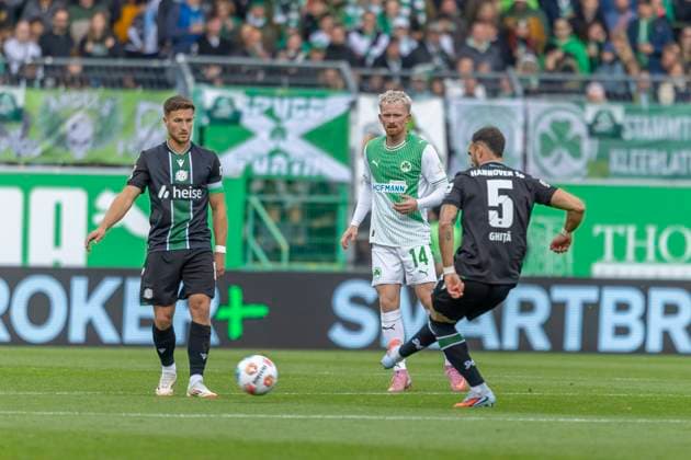 Fürth, Deutschland 05. Oktober 2025: 2. Liga - 2025 2026 - SpVgg Greuther Fürth vs. Hannover 96 Im Bild: v. li. im Zweikampf Jomaine Consbruch (SpVgg) und Virgil Ghita (H96) DFL regulations prohibit any use of photographs as image sequences and or quasi-video Sportpark Ronhof Bayern
