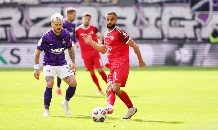 Aue, 05.10.2025, Erzgebirgsstadion, Fußball, 3.Liga, 10.Spieltag FC Erzgebirge Aue vs. Rot Weiß Essen , Im Bild von links; Marvin Stefaniak (34, Aue), Ramien Safi ( 7, Essen). , Nur für journalistische Zwecke. Only for editorial use! , DFB DFL regulations prohibit any use of photographs as image sequences and or quasi-video. ,