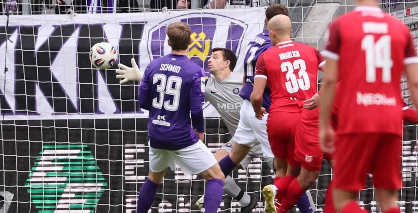 Aue, 05.10.2025, Erzgebirgsstadion, Fußball, 3.Liga, 10.Spieltag FC Erzgebirge Aue vs. Rot Weiß Essen , Im Bild; Tor für Rot Weiß Essen. Tobias Kraulich ( 33, Essen) trifft per Kopf zum 1:1 Ausgleich. , Nur für journalistische Zwecke. Only for editorial use! , DFB DFL regulations prohibit any use of photographs as image sequences and or quasi-video. ,
