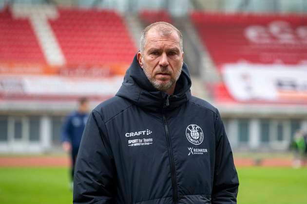 GER, Erfurt, Fußball, Regionalliga Nordost, 11. Spieltag, FC Rot-Weiss Erfurt vs. 1. FC Lokomotive Leipzig im Bild v.l.: Jochen Seitz (Trainer Lokomotive Leipzig), 05.10.2025, Steigerwaldstadion Erfurt DFB REGULATIONS PROHIBIT ANY USE OF PHOTOGRAPHS AS IMAGE SEQUENCES AND OR QUASI-VIDEO, Copyright: HMBxMedia PaulxFritz
