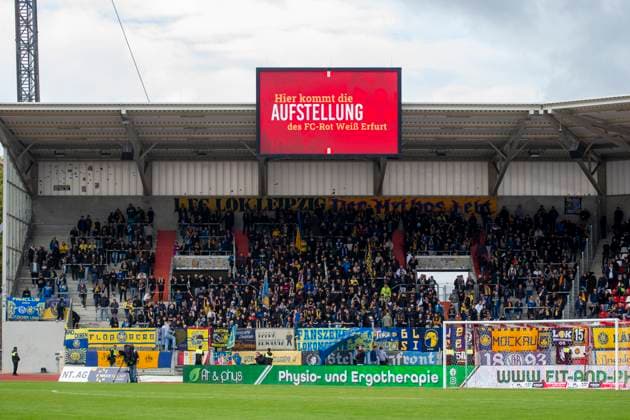 GER, Erfurt, Fußball, Regionalliga Nordost, 11. Spieltag, FC Rot-Weiss Erfurt vs. 1. FC Lokomotive Leipzig im Bild v.l.: Gaesteblock Lok Leipzig vor dem Spiel 05.10.2025, Steigerwaldstadion Erfurt DFB REGULATIONS PROHIBIT ANY USE OF PHOTOGRAPHS AS IMAGE SEQUENCES AND OR QUASI-VIDEO, Copyright: HMBxMedia PaulxFritz