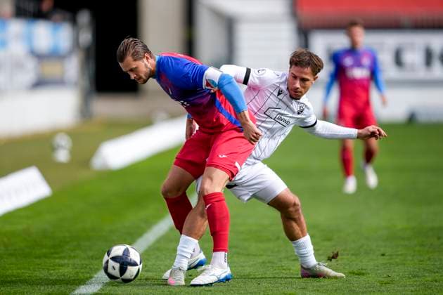 v.li.: Nick Galle (Steinbach, 3), Louis Kolbe (SVS, 3), Zweikampf, Spielszene, Duell, duel, tackle, tackling, Dynamik, Action, Aktion, 05.10.2025, Sandhausen (Deutschland), Fussball, Regionalliga Südwest, SV Sandhausen - TSV Steinbach Haiger