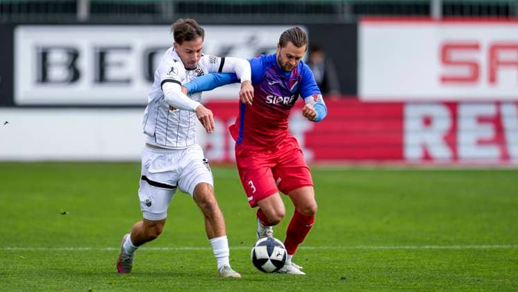 v.li.: Louis Kolbe (SVS, 3), Nick Galle (Steinbach, 3), Zweikampf, Spielszene, Duell, duel, tackle, tackling, Dynamik, Action, Aktion, 05.10.2025, Sandhausen (Deutschland), Fussball, Regionalliga Südwest, SV Sandhausen - TSV Steinbach Haiger