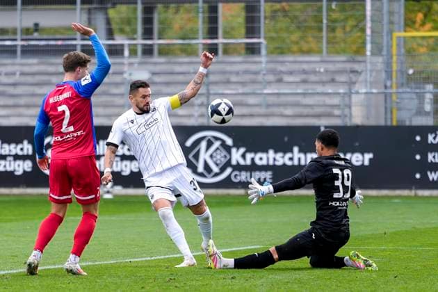 v.li.: Tjark Hildebrandt (Steinbach, 2), Pascal Testroet (SVS, 37), Kevin Ibrahim (Torhüter, Steinbach, 39), Zweikampf, Spielszene, Duell, duel, tackle, tackling, Dynamik, Action, Aktion, im Strafraum, Strafraumszene, 05.10.2025, Sandhausen (Deutschland), Fussball, Regionalliga Südwest, SV Sandhausen - TSV Steinbach Haiger