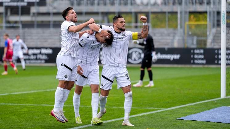 v.li.: Berk Inaler (SVS, 18), Torschütze David Mamutovic (SVS, 7), Pascal Testroet (SVS, 37), Spieler vom SV Sandhausen (SVS), jubeln über das Tor zum 1:0, Jubel, Torjubel, Torerfolg, celebrate the goal, goal, celebration, jubelt ueber das Tor, Freuen, Freude, freut sich, optimistisch, positiv, Spielszene, Highlight, Action, Aktion, 05.10.2025, Sandhausen (Deutschland), Fussball, Regionalliga Südwest, SV Sandhausen - TSV Steinbach Haiger