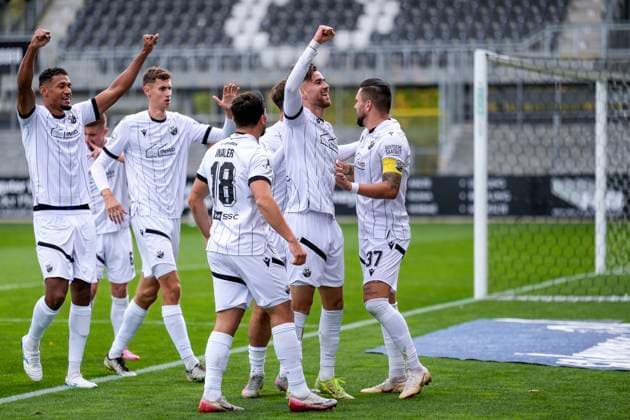 Spieler vom SV Sandhausen (SVS), jubeln über das Tor zum 1:0, Jubel, Torjubel, Torerfolg, celebrate the goal, goal, celebration, jubelt ueber das Tor, Freuen, Freude, freut sich, optimistisch, positiv, Spielszene, Highlight, Action, Aktion, 05.10.2025, Sandhausen (Deutschland), Fussball, Regionalliga Südwest, SV Sandhausen - TSV Steinbach Haiger