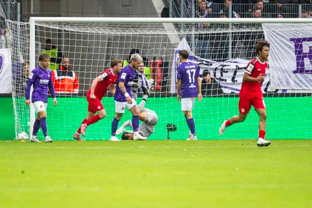 05.10.2025, xomx, Fussball 3.Liga, Erzgebirge Aue - Rot-Weiss Essen v.l. jubelt, Torjubel, Tor, Goal, Jubel, Freude, freuen zum 1:1 durch Tobias Kraulich (Rot-Weiss Essen). Martin Männel (FC Erzgebirge Aue) (DFL DFB REGULATIONS PROHIBIT ANY USE OF PHOTOGRAPHS as IMAGE SEQUENCES and or QUASI-VIDEO) Aue