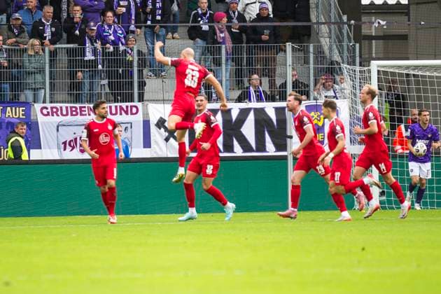 05.10.2025, xomx, Fussball 3.Liga, Erzgebirge Aue - Rot-Weiss Essen v.l. jubelt, Torjubel, Tor, Goal, Jubel, Freude, freuen zum 1:1 durch Tobias Kraulich (Rot-Weiss Essen). (DFL DFB REGULATIONS PROHIBIT ANY USE OF PHOTOGRAPHS as IMAGE SEQUENCES and or QUASI-VIDEO) Aue