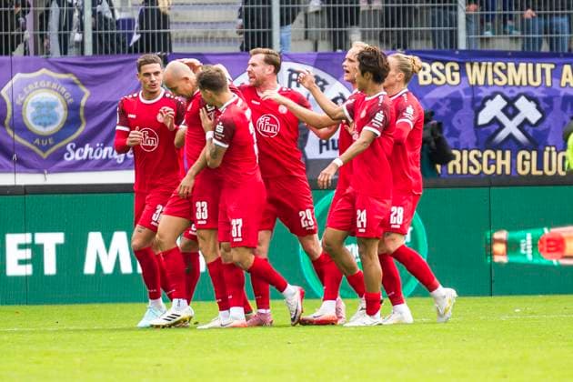 05.10.2025, xomx, Fussball 3.Liga, Erzgebirge Aue - Rot-Weiss Essen v.l. jubelt, Torjubel, Tor, Goal, Jubel, Freude, freuen zum 1:1 durch Tobias Kraulich (Rot-Weiss Essen). (DFL DFB REGULATIONS PROHIBIT ANY USE OF PHOTOGRAPHS as IMAGE SEQUENCES and or QUASI-VIDEO) Aue