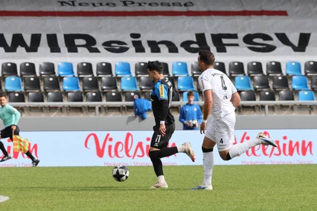 Ismail Harnafi (FSV Frankfurt, Nr. 1) auf dem Weg zum Führungstreffer im Lauf Duell Milan Petrovich (Kickers, Nr. 4), Tor , Regionalliga, FSV Frankfurt - Stuttgarter Kickers, Fussball Regionalliga Südwest 25 26, 11. Spieltag, Saison 2025 2026, 05.10.2025, Frankfurt PSD-Bank-Arena Deutschland
