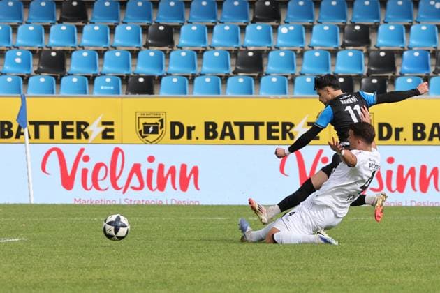 Tor zum 1:0 durch Ismail Harnafi (FSV Frankfurt, Nr. 1) auf dem nach Lauf Duell mit Milan Petrovich (Kickers, Nr. 4), Tor , Regionalliga, FSV Frankfurt - Stuttgarter Kickers, Fussball Regionalliga Südwest 25 26, 11. Spieltag, Saison 2025 2026, 05.10.2025, Frankfurt PSD-Bank-Arena Deutschland