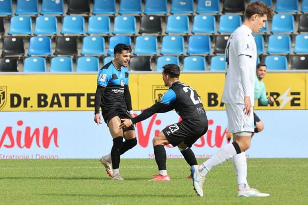 Tor zum 1:0 durch Ismail Harnafi (FSV Frankfurt, Nr. 1), Torjubel mit George Iorga (FSV Frankfurt, Nr. 23) , Regionalliga, FSV Frankfurt - Stuttgarter Kickers, Fussball Regionalliga Südwest 25 26, 11. Spieltag, Saison 2025 2026, 05.10.2025, Frankfurt PSD-Bank-Arena Deutschland