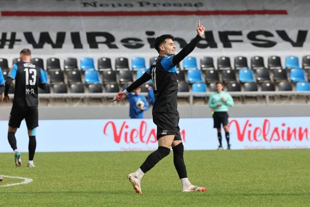 Tor zum 1:0 durch Ismail Harnafi (FSV Frankfurt, Nr. 1), Torjubel mit Zeichen an die Tribüne , Regionalliga, FSV Frankfurt - Stuttgarter Kickers, Fussball Regionalliga Südwest 25 26, 11. Spieltag, Saison 2025 2026, 05.10.2025, Frankfurt PSD-Bank-Arena Deutschland
